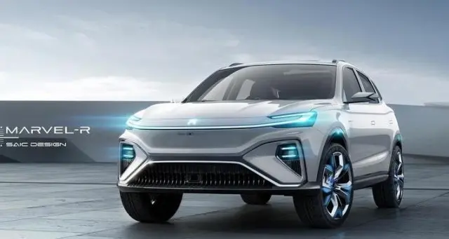 《明日汽车》：未来科技下的情感纠葛，当冰冷机械遇上滚烫人性